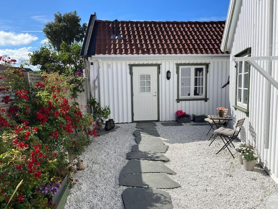 Idyllisk Lite Anneks Med Enestaende Uteplass Larvik Extérieur photo