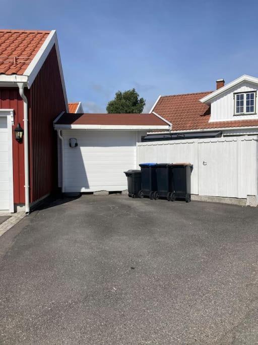 Idyllisk Lite Anneks Med Enestaende Uteplass Larvik Extérieur photo