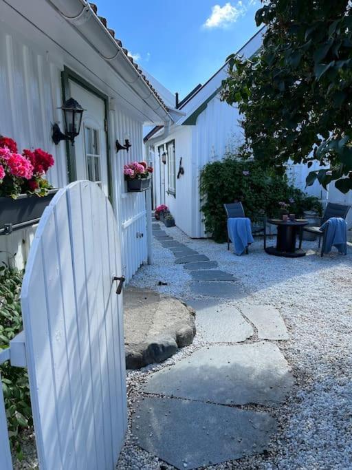 Idyllisk Lite Anneks Med Enestaende Uteplass Larvik Extérieur photo
